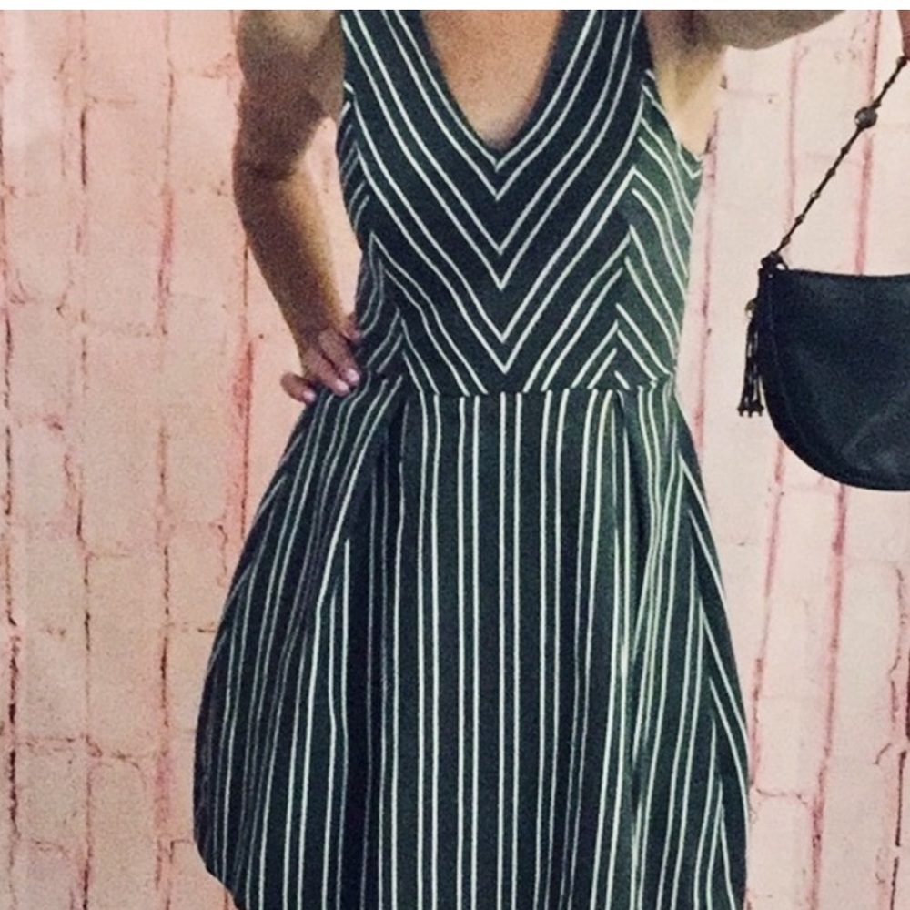 Bcbg small nwt v neck stripe
